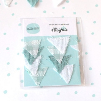 Acessórios de tecido triangulares branco e verde água em cartão azul claro com texto