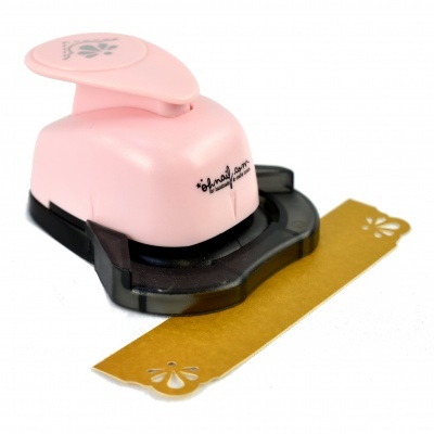 Perfurador de papel rosa e preto com padrão decorativo de flor