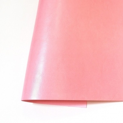 Folha rosa brilhante com dobra sobre fundo branco