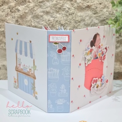 Álbum scrapbook com capa decorada, design primaveril e etiqueta PRIMAVERA