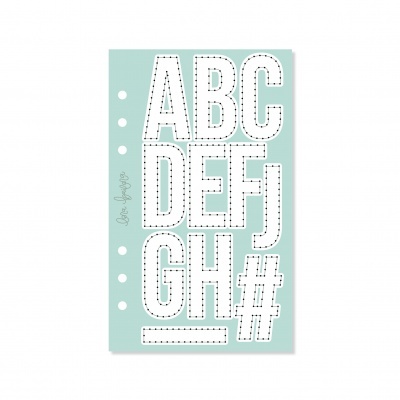 Folha azul com letras adesivas maiúsculas e símbolos, com furos para fichário