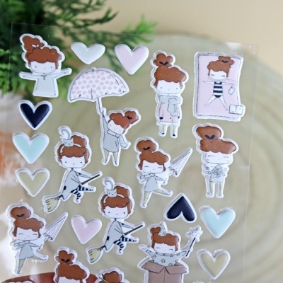 Folha de autocolantes com menina e corações em vários tons