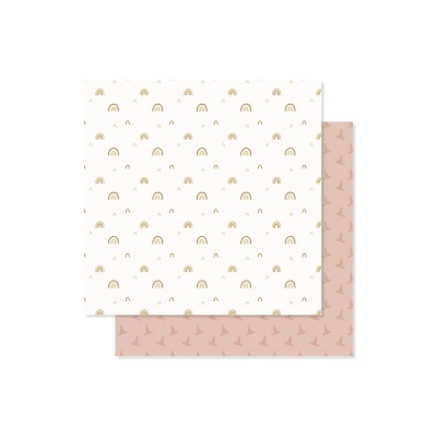 Duas folhas de papel com padrões distintos, uma com arcos-íris dourados em fundo branco e outra com aves rosa em fundo rosa claro