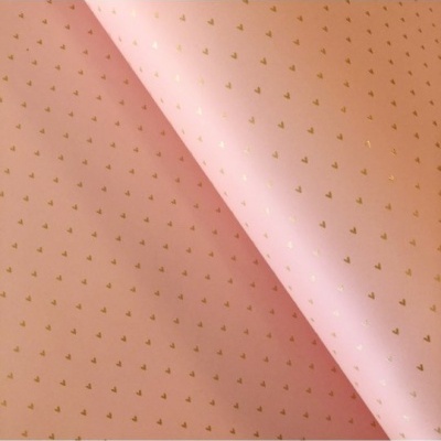 Papel de embrulho rosa com corações dourados pequenos
