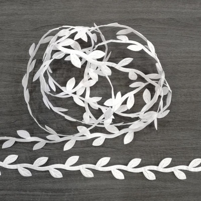 Fita branca com folhas sobre madeira escura