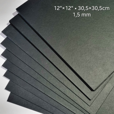 Folhas pretas de papel ou cartolina em leque com texto de dimensões e espessura.