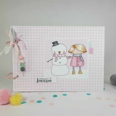 Álbum decorativo com boneco de neve e menina na capa em padrão xadrez rosa