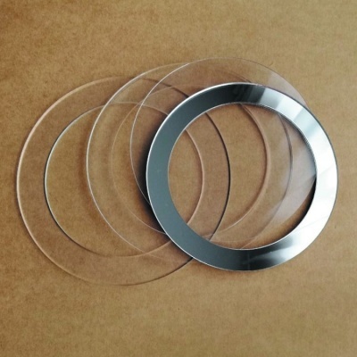 Tampas redondas de vidro com borda metálica prateada e tampas de vidro transparente em superfície castanha