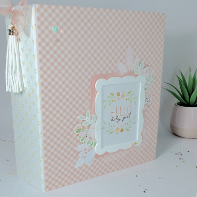 Caixa decorativa rosa xadrez com texto Hello baby girl e borla branca