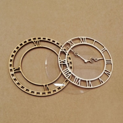 Relógio de parede em madeira clara com números romanos e ponteiros decorativos