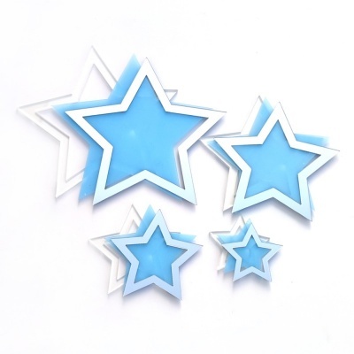 Molduras em forma de estrela azul e branco de vários tamanhos sobre fundo branco