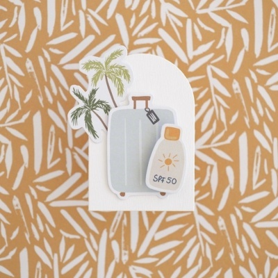 Cartão decorativo com mala, palmeiras e frasco de protetor solar SPF 50