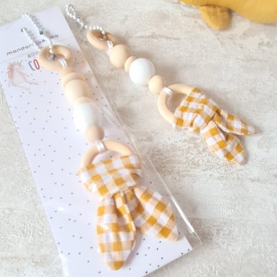 Prendedor de chupeta com contas de madeira e tecido xadrez amarelo e branco