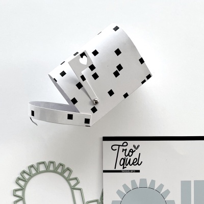 Cesta branca com padrão de quadrados pretos e coração recortado na alça, moldes de silicone e cartão Tro Quel