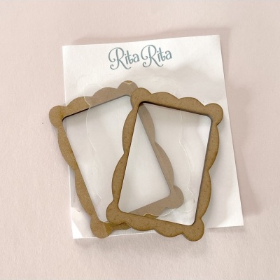 Duas molduras de cartão castanho com formato ondulado sobre cartão branco com texto 'Rita Rita'