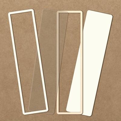 Quatro marcadores de livros retangulares em fundo castanho