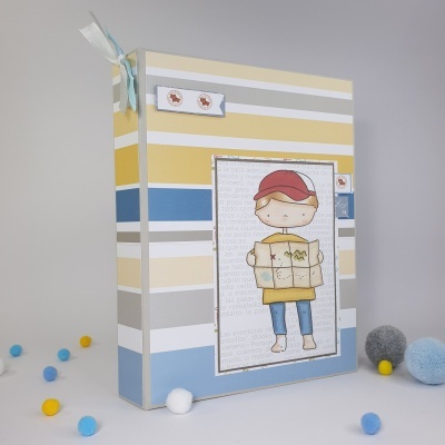 Caixa decorativa com padrão de riscas e ilustracao de criança com mapa