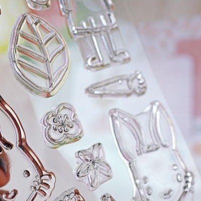 Carimbos transparentes com desenhos diversos incluíndo folha, coelho, flor e robô