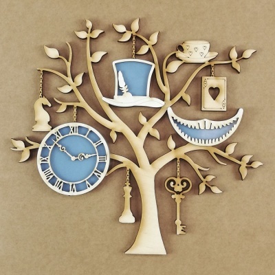Decoração de árvore de madeira com relogio, chapéu, xícara, carta de baralho, chave e peça de xadrez pendurados