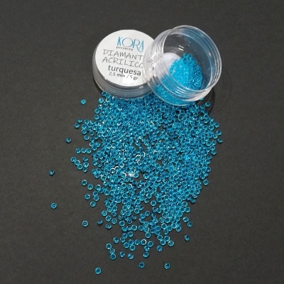 Frasco aberto com contas acrílicas turquesa espalhadas