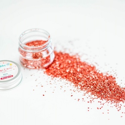 Frasco de glitter vermelho com tampa metálica e rótulo colorido