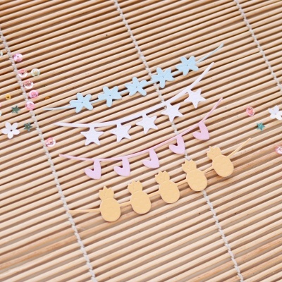 Recortes coloridos de papel em formas variadas sobre esteira de madeira