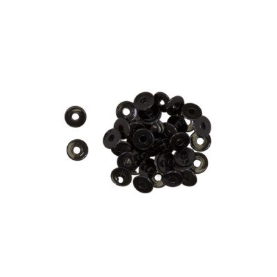 Botões de pressão pretos em fundo branco