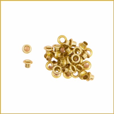 Ilhós metálicos dourados pequenos sobre fundo branco