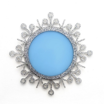 Broche redondo com pedra azul e estrutura prateada cravejada com brilhantes