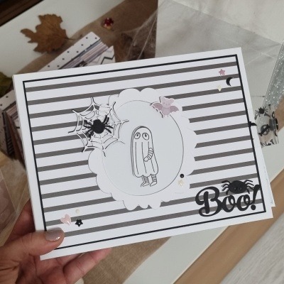 Caixa decorativa branca com riscas cinza e adesivos de Halloween