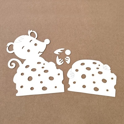 Recortes brancos de rato e queijo com furos sobre fundo castanho