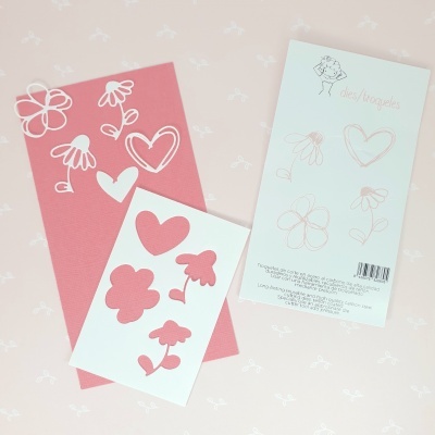 Dois cartões com desenhos de flores e corações, um rosa com desenhos brancos e outro branco com desenhos rosa, texto 