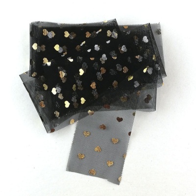 Pano de tule preto com corações metálicos brilhantes em dourado, prata e bronze