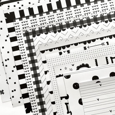 Folhas de papel decorativo preto e branco com padrões geométricos variados