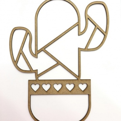 Decoração de parede de madeira em forma de cacto com corações recortados