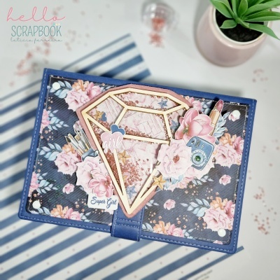 Estojo azul escuro com padrão floral e vinis decorativos com tema feminino