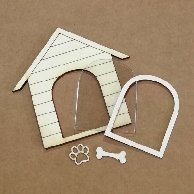 Materiais para montar casinha de cão e acessórios em madeira e acrílico sobre fundo castanho