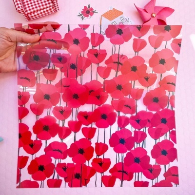 Fólio transparente decorativo com padrão de papoilas vermelhas