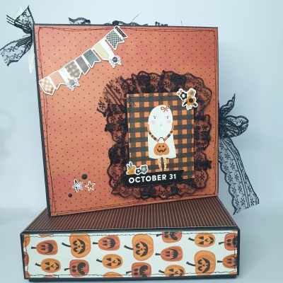 Caixa decorativa Halloween laranja e preta com abóboras e personagem infantil