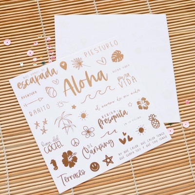 Conjunto de autocolantes tropicais em tons castanho claro sobre superfície de bambu