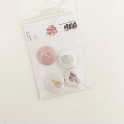 Conjunto de quatro bottons ilustrados em embalagem de plástico transparente