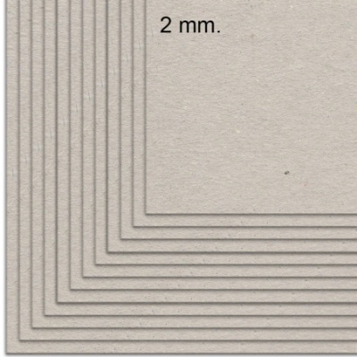 Folhas de cartão cinzento empilhadas com texto '2 mm.' impresso
