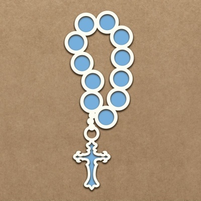 Terço azul e branco com cruz sobre fundo castanho claro