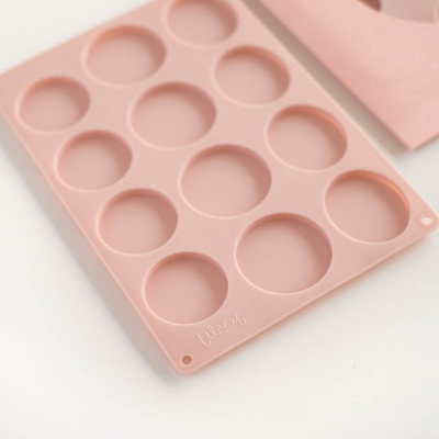Forma de silicone cor de rosa com cavidades circulares