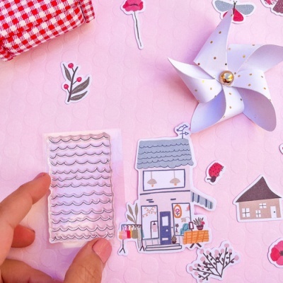 Autocolantes de papel coloridos com temas de casa e natureza sobre superfície rosa texturizada