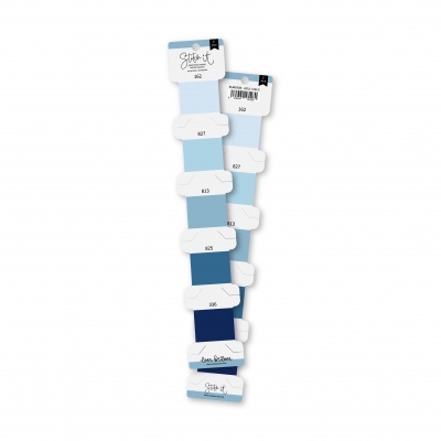 Conjunto de fios de bordado em tons de azul com etiquetas e carretel de cartão branco
