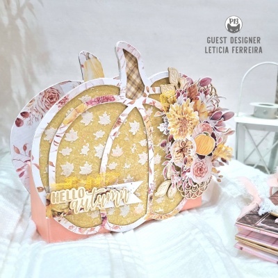 Decoração em formato de abóbora decorada com flores e texto 