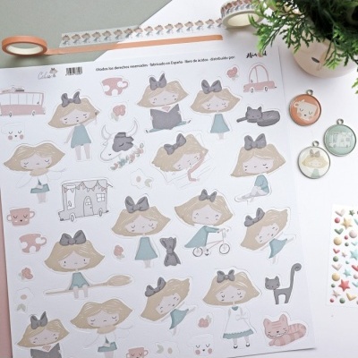 Folha de autocolantes com desenhos de menina, gatos e objetos em tons suaves.