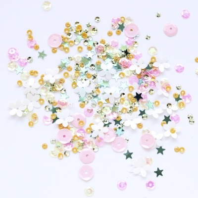 Confetes coloridos em forma de estrelas, flores e círculos sobre fundo branco