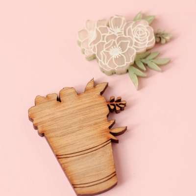 Ímanes decorativos de vaso com flores em madeira e cor bege sobre fundo rosa